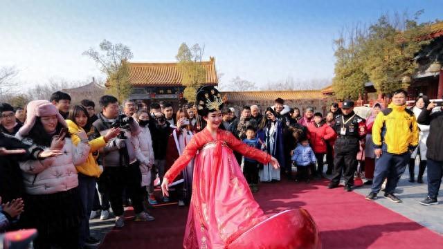 不倒翁小姐姐摔倒了，女演员确认健康无恙，意外背后的反思与担当