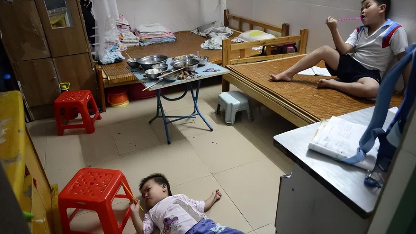 “他只是个孩子！”3 岁娃被幼儿园劝退，家长甩锅老师，网友：该