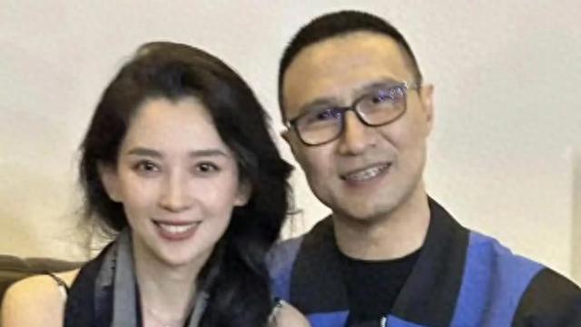 汪峰和女友牵手逛商场，35岁森林北身材真好，打扮朴素好像大学生