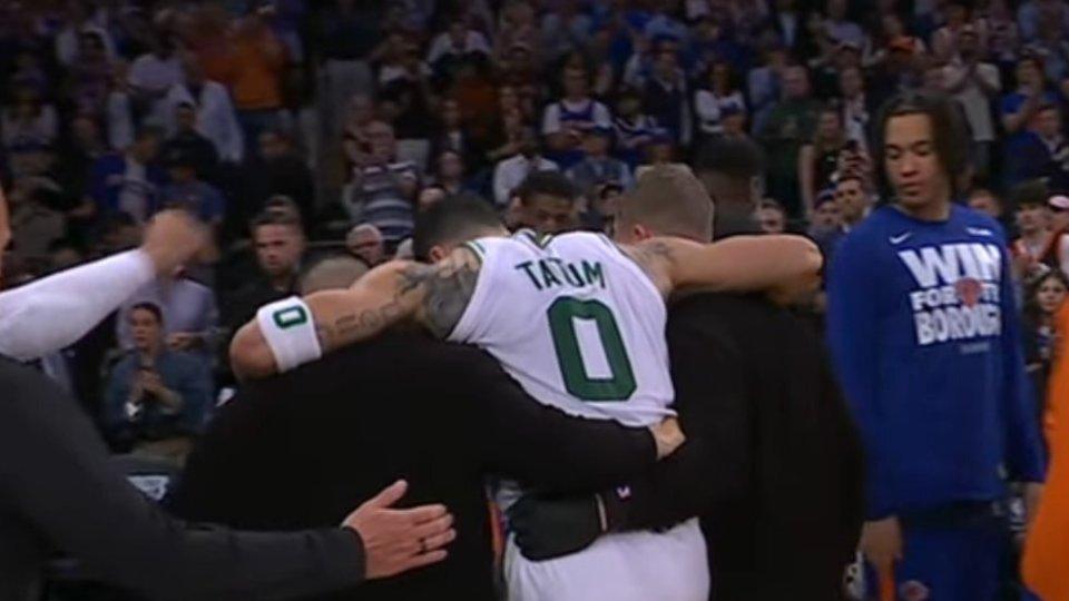 惊天噩耗！塔图姆无对抗重伤坐轮椅离场，绿军翻盘梦碎？