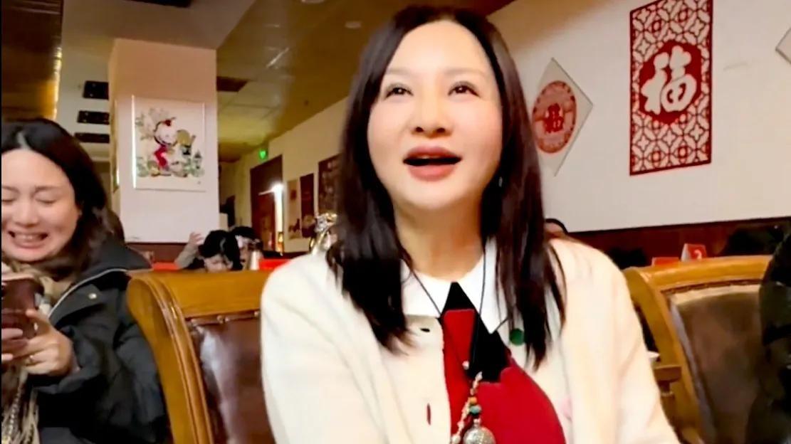 著名女星陶虹来天津看杨议，这“傻春”依然还是那么的漂亮