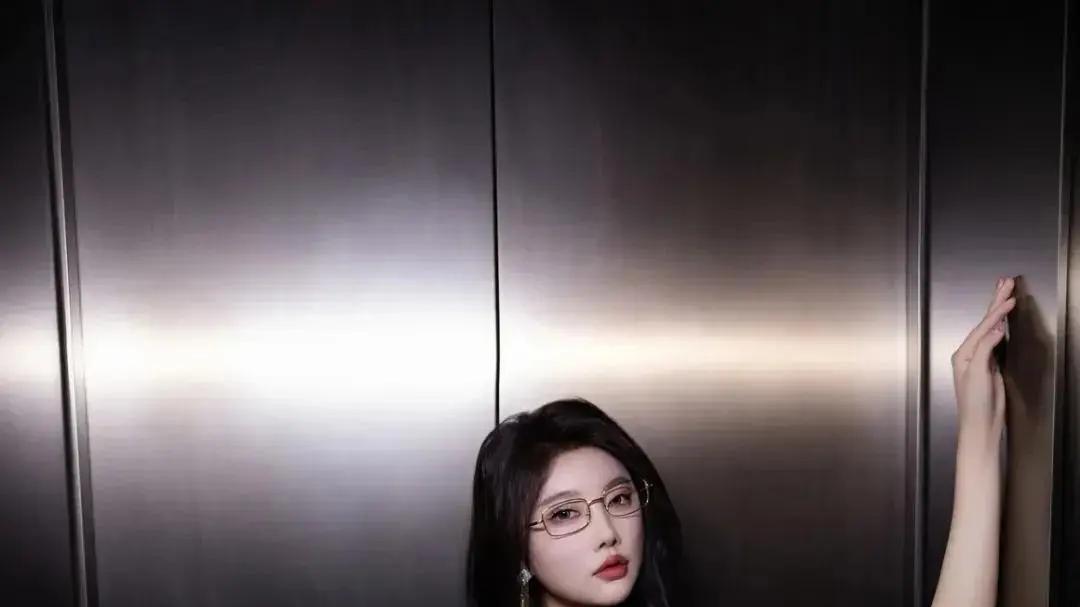 时尚穿搭：紫色T恤+黑色包臀裙+黑丝（戴着眼镜的御姐）