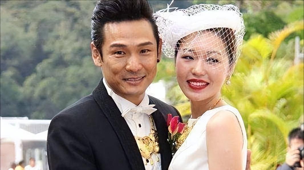 63岁杜德伟近照曝光，状态好不显老，与小24岁妻子同框像同龄人