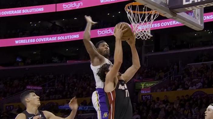 詹姆斯：今天手感不佳啊！里夫斯：伺候完老的伺候小的，好累呀！