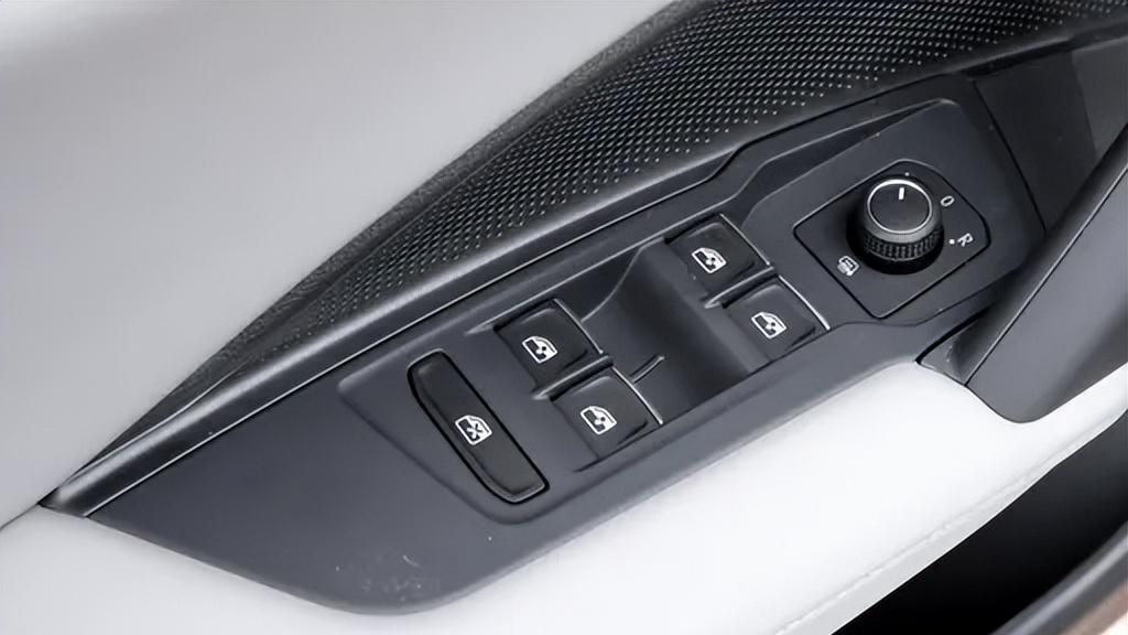 探岳L全新上市，标配L2+级智驾+三联屏座舱，值得购买吗