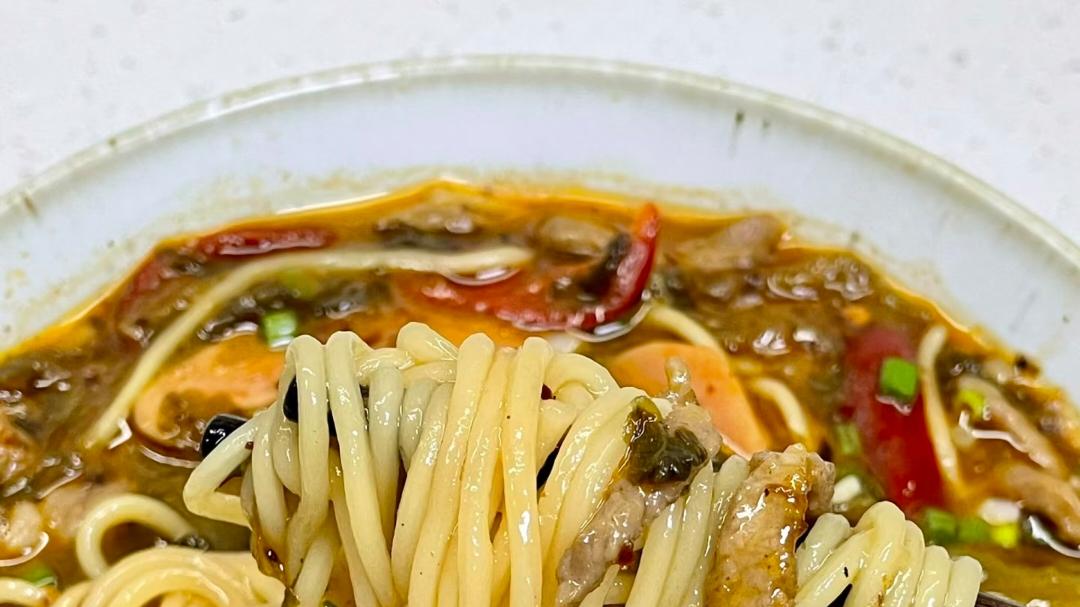 酸菜肉丝面：一碗唤醒味蕾的治愈系魔法