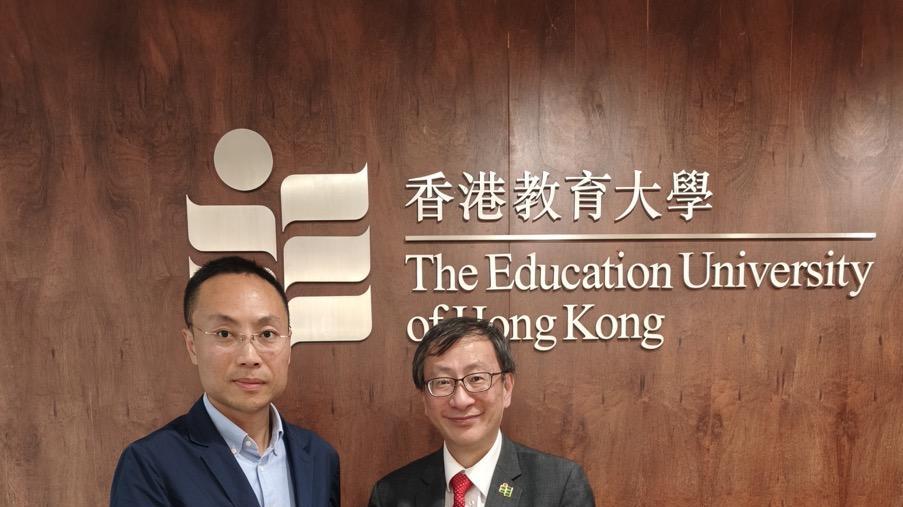 共工新闻社顾问黄光宇向全国政协委员、香港教育大学校长李子建赠刊