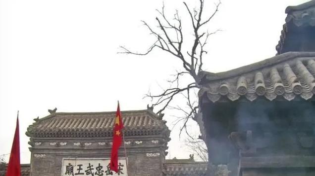 河南汤阴县岳飞庙里，有5个铜像跪了几百年，都是谁呢？