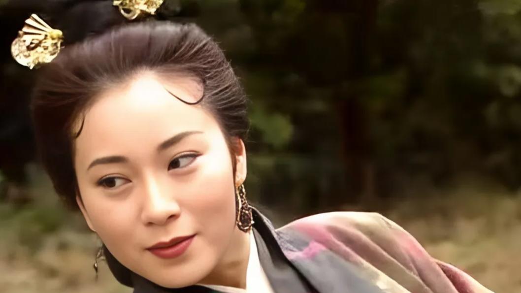 难怪金庸不让张无忌娶黄衫女，你看黄衫女是谁所生？黄蓉道出关键