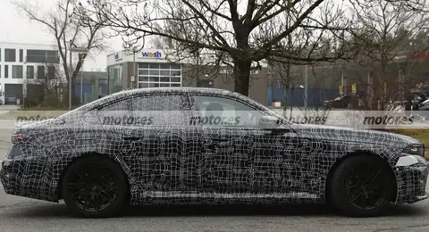 新款宝马M5路试曝光！“双肾”格栅再进化，采用插混动力系统