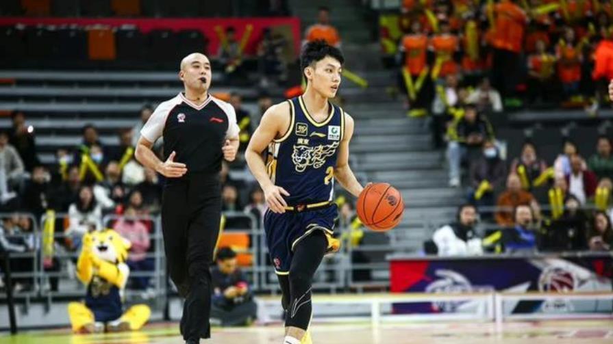 广东队绝对核心！媒体发出徐杰本赛季数据情况 杜锋得给他减压
