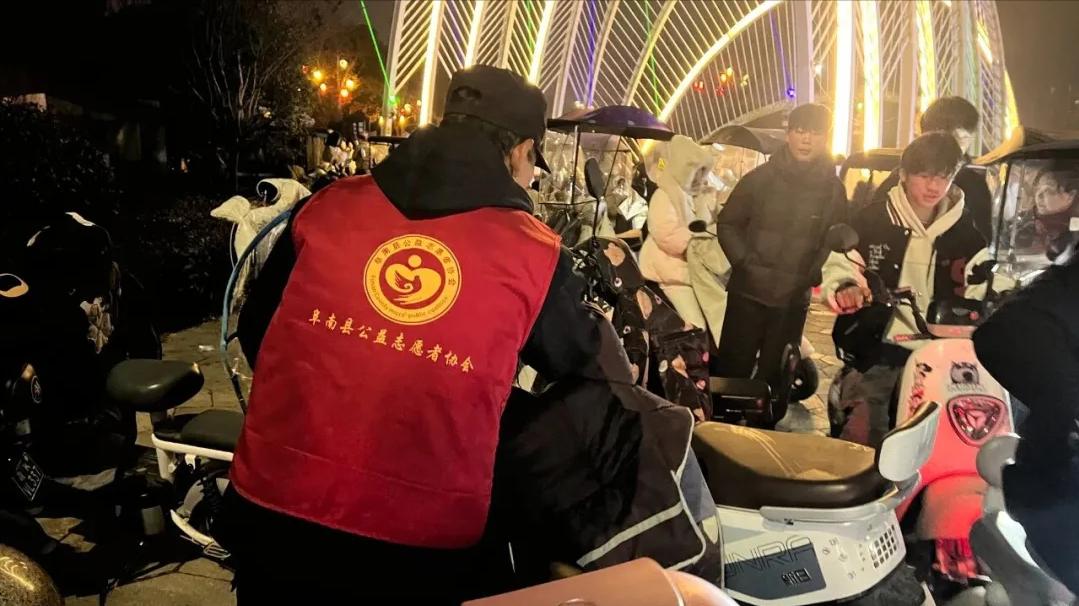 阜阳阜南县公益志愿者协会在1500架无人机表演活动中志愿服务纪实