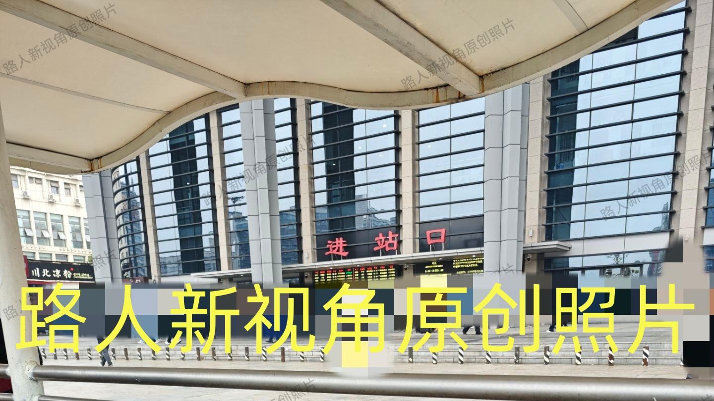 惊诧 南充市火车站附近公交车等候位置旁的这一个座椅，竟破损如斯