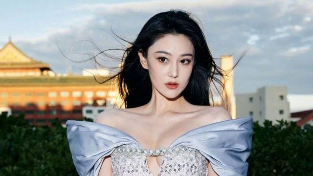 张馨予晒健身照引关注，坚持健身超过6年，腿部线条也太完美了