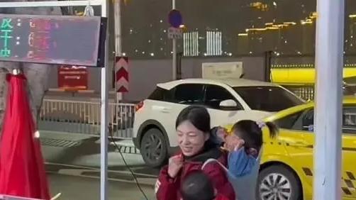 重庆街头带两个孩子摆摊的单亲妈妈林静火了
