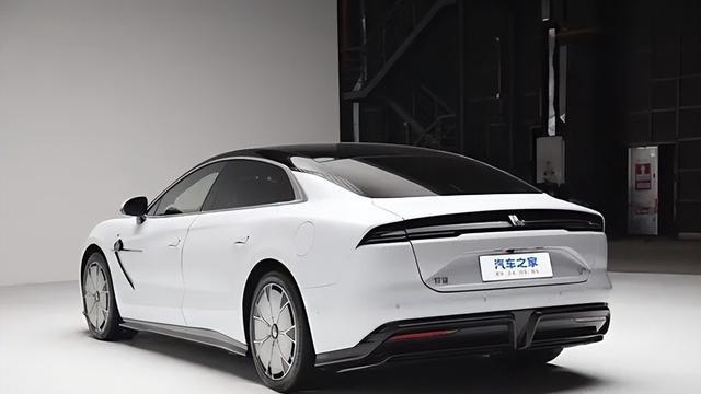 1306马力，轴距3米2，车长近5米4，星环座舱，续航超1000公里！喊兄弟给你买！