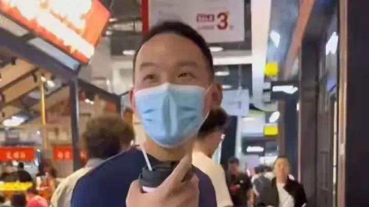 阔别20年后，谢浩男与父母团聚，漂亮妈妈带他购物喝奶茶，全家福曝光！
