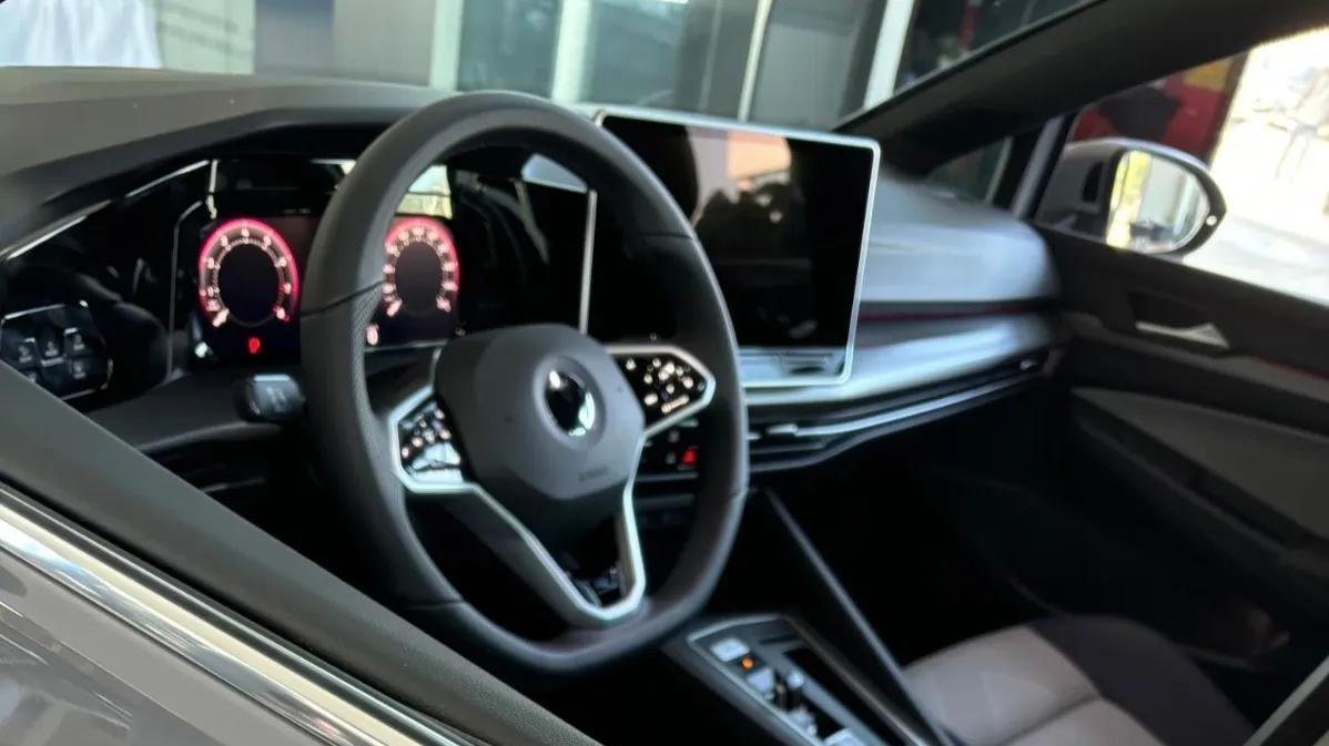 在弯道中又能提供足够的支撑，让车辆保持稳定的姿态