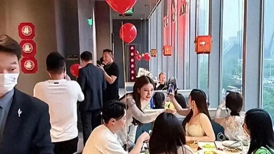 汪小菲马筱梅婚礼圆满礼成，双方家长寺庙祈福引温馨热议