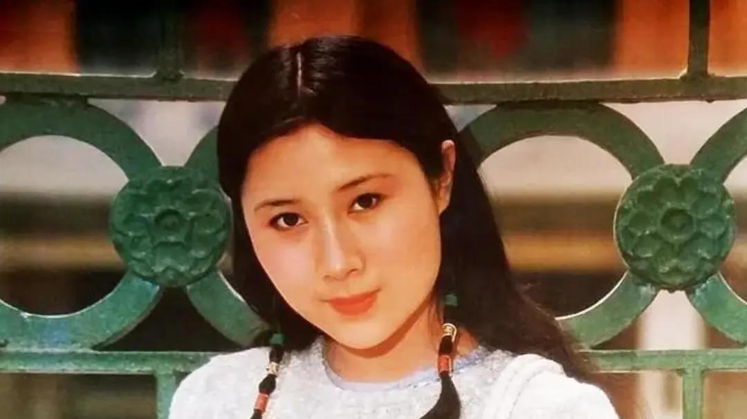 “牧羊女”丁岚：巅峰时移民新加坡，弃演经商成富婆，61岁仍孤身一人