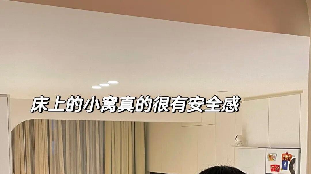 香港一姑娘的房子火了，18㎡竟有2室2厅，还腾出一小阁楼，真高级