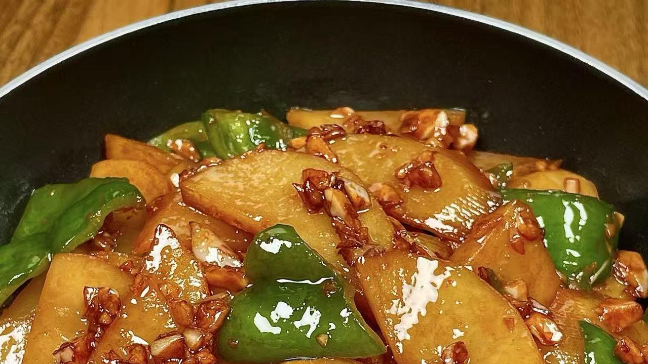 家常青椒土豆片，几步教你做出令人垂涎的美味佳肴！