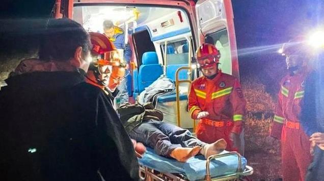 消防员紧急出动：深夜，年轻女孩独自野外露营，差点帐篷内殒命
