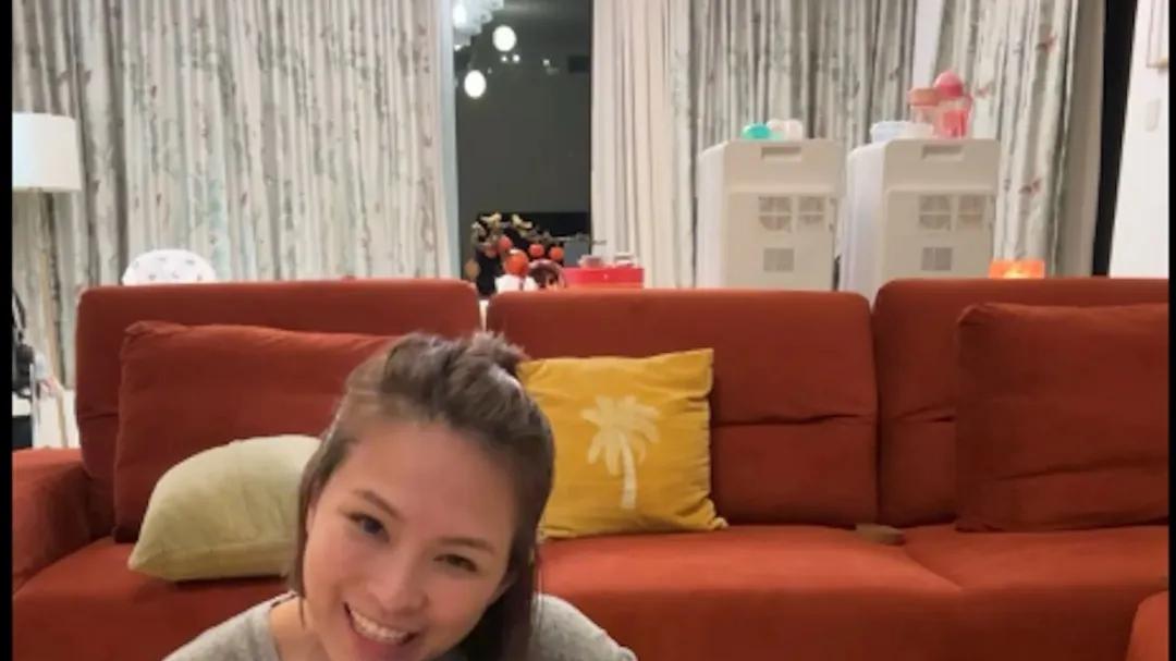 前港姐亚军嫁名医半山豪宅做直播，极其悭家爬地凑仔惊现穿窿衫