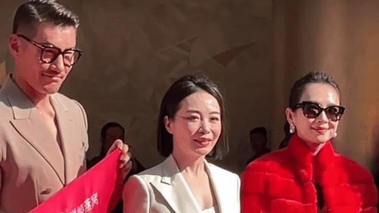 章子怡胡兵和万宝宝同台出席活动，章子怡穿红色皮草像微商女强人