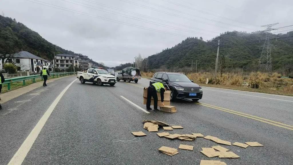 景德镇浮梁交警清理道路障碍物，确保过往群众出行安全