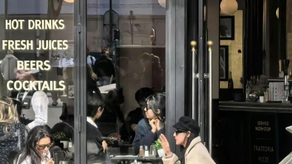 迪丽热巴张馨予巴黎悠闲下午茶被偶遇，“热予CP”跨国闺蜜情甜翻全网！