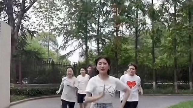 72岁赵雅芝领跑马拉松 刷新大众对年龄的认知