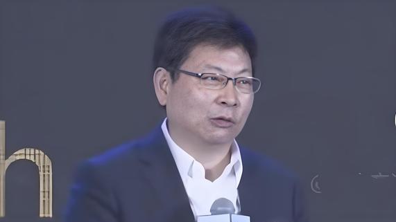 余承东疑似睡觉开车？曾扬言智驾可以打盹，交警回应：不允许