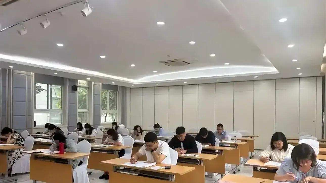 考编成绩第一，却被判定不合格！官方回应，更多详情曝光，引热议