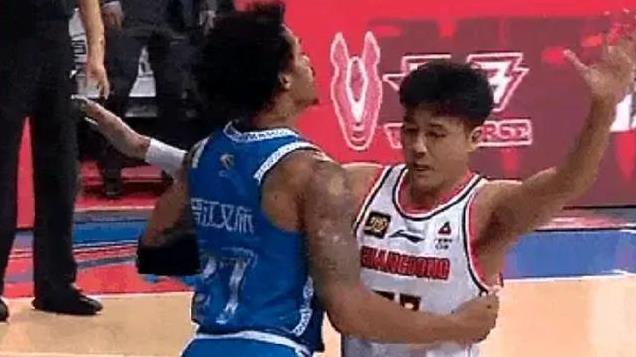 狂轰15+3+3！黄荣奇对飙小外援，腹部被肘击，迎来蜕变名嘴点赞！