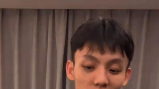 杜润旺给全队送鞋！惨遭徐杰嫌弃，二飞闭门不见，杨溢室友是徐杰