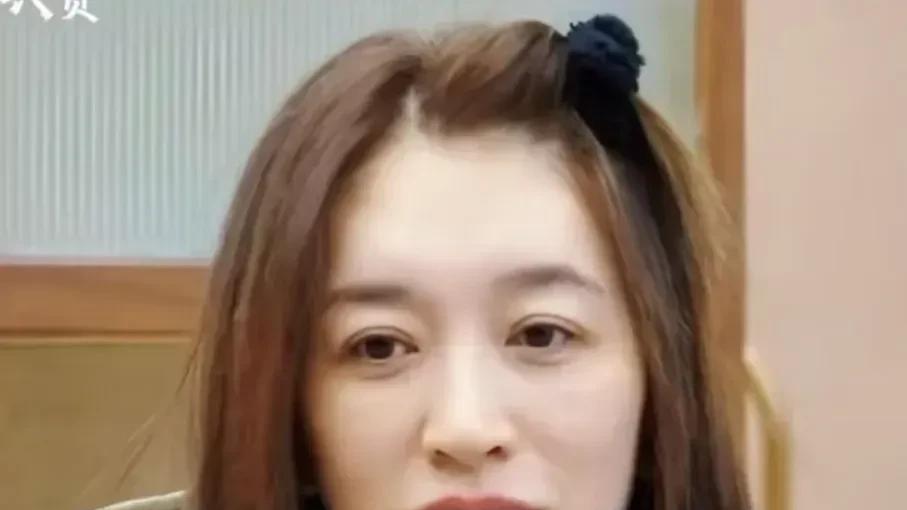 卸妆后的李小冉状态，眼窝深陷，眼袋、法令纹明显 但皮肤还是白嫩