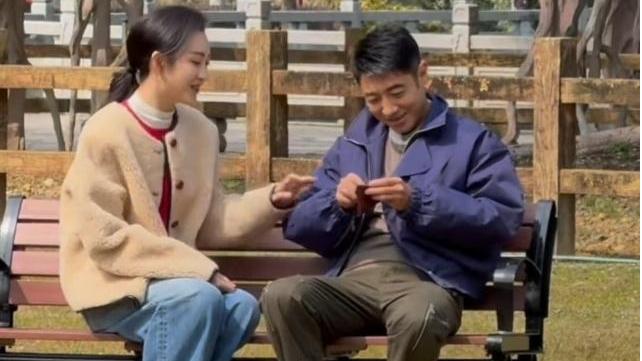 王鸥送撒贝宁自制手链，“明侦”情谊再升温