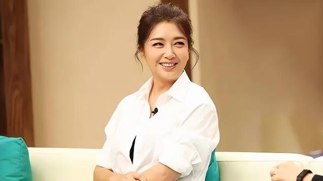江珊回国拍戏捞银子，粉丝支持她的选择，明星也有人生烦恼！
