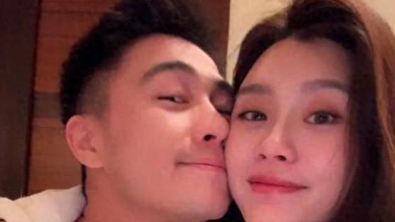 奚梦瑶庆生收大束粉玫瑰，与老公拍全家福，女儿扎丸子头持花很萌