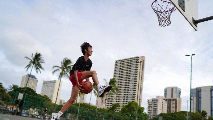 帮父亲圆梦？邓超儿子参加蔡崇信篮球训练营 诱导变向过人引关注