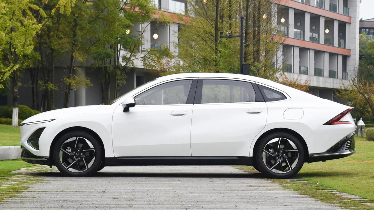 中型插混车8.88万元起售，轴距达到2800mm，五菱星光PHEV靠谱吗？