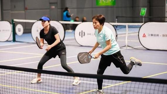 智能护踝设备应用，职业网球休赛期集训，温带城市青少年梯队选拔，正手击球精准度创新高