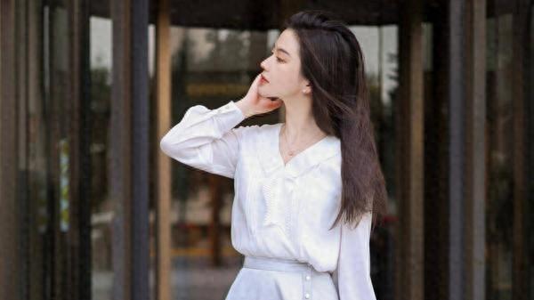 成熟女性的穿搭难题，西装外套来解围，优雅减龄真的不难