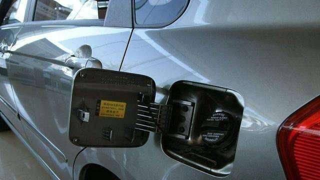 不会开车的人才会这样开车，真心无语了。