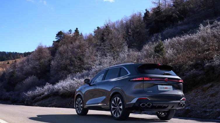 蓝鲸2.0T发动机加速秒杀，长安CS75 PLUS Ultra的真实体验让你咋舌