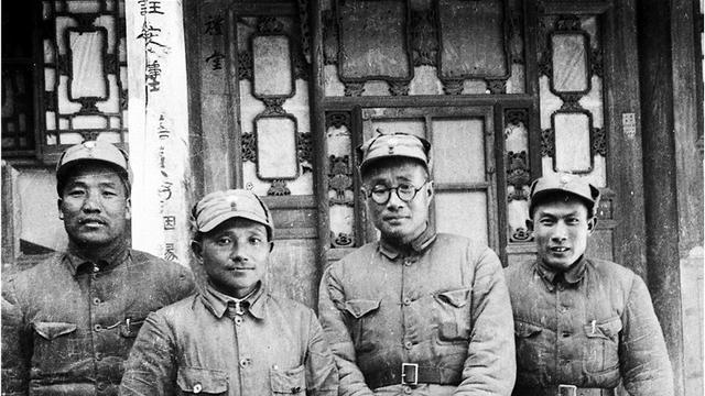 52年贴身警卫崔来儒离开，邓小平落泪嘱咐：一定要收好“宝贝”