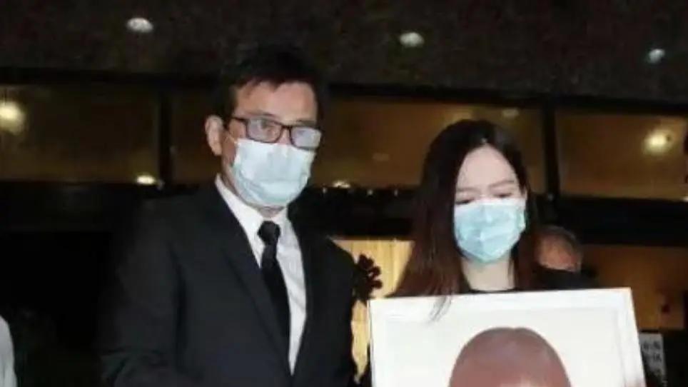 痴情的黄日华：妻子59岁去世，两人相爱40年，发誓终生不会再娶