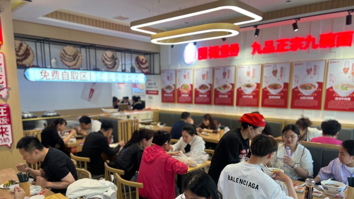 藏在巷弄里的暖冬滋味，这碗酸菜脊骨锅让人大快朵颐