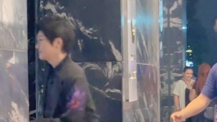 56岁孙楠被偶遇现身街头，瘦到认不出？网友直呼：像变了个人！